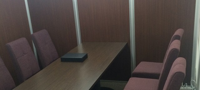 販売センター内のオフィスをイメージ変更【接客用家具のレンタル事例】