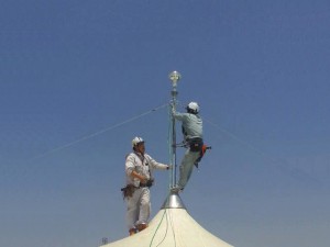 避雷ドームの取付作業