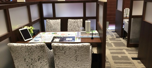 マンション販売センターに高級感を演出【接客用家具・備品のレンタル事例】