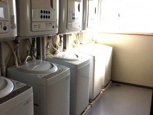 宿舎内のコインランドリー