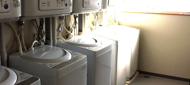 宿舎内のコインランドリー