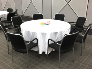 丸テーブルとテーブルクロス