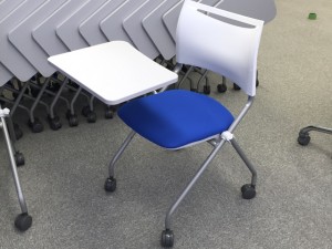 メモ台付折りたたみ椅子