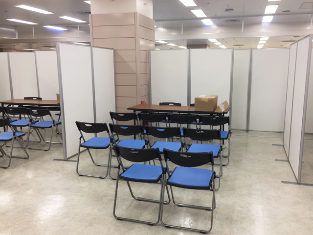 限られた時間内に合同企業説明会の会場設営
