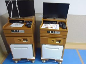 床頭台と液晶テレビ