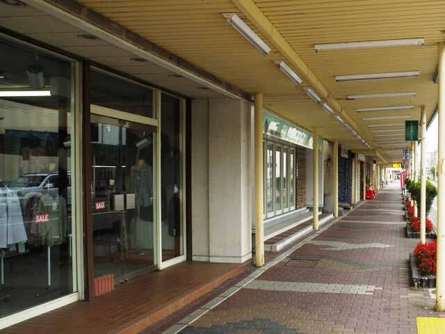 納入事例_入口がオープンな路面店の冷房強化