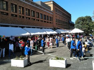 学園祭で屋外店舗と受付の設置【テントのレンタル事例】