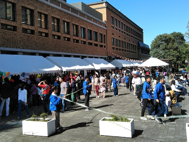 学園祭で屋外店舗と受付の設置【テントのレンタル事例】