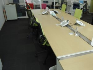 営業拠点の統合による什器備品の廃棄対策【オフィス什器の買取事例】