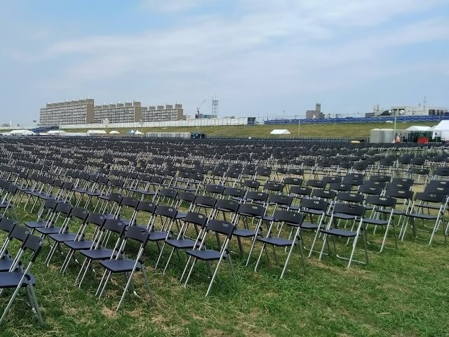 河川敷に花火大会の観覧席設置【椅子のレンタル事例】
