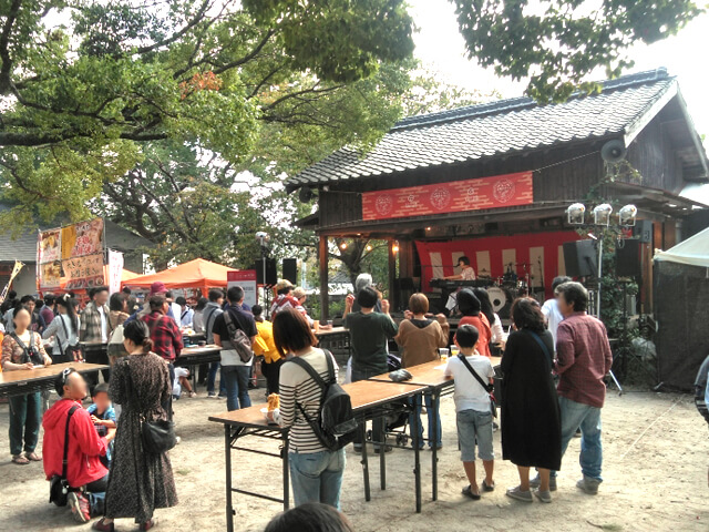 お祭り会場の飲食コーナーの設置【テーブル・椅子のレンタル事例】