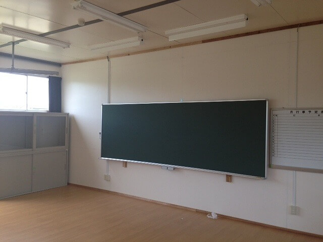 仮設校舎の学校用備品一式