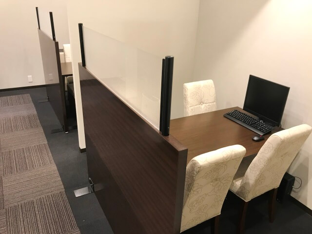 駅直結マンション販売センターの他社との差別化【接客コーナー用備品のレンタル事例】