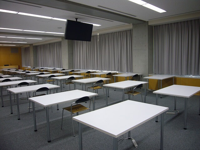 試験会場で使用する机の高さ対策【ユニバーサルテーブルのレンタル事例】