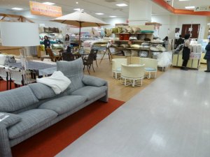 百貨店でモデルルーム展示品の販売会開催【家具・家電の販売事例】