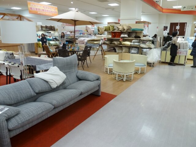 百貨店でモデルルーム展示品の販売会開催【家具・家電の販売事例】