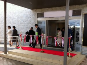 大学施設のオープン式典（テープカット）準備【式典用品のレンタル事例】