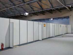 内装工事エリアとの仕切りの転倒防止対策【パーテーションの導入事例】