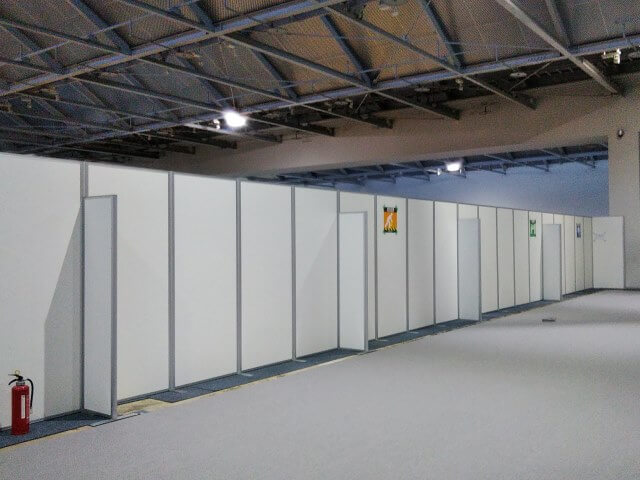 内装工事エリアとの仕切りの転倒防止対策【パーテーションの導入事例】