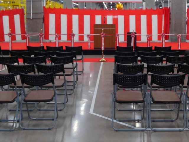 新しい事業所の披露式典準備【式典用品のレンタル事例】