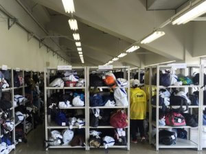 マラソン大会での荷物預かり対策【アングル棚のレンタル事例】