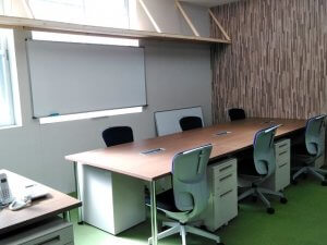 不動産販売センターの職場環境改善対策【テーブルのレンタル事例】