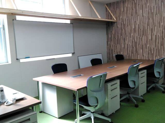 不動産販売センターの職場環境改善対策【テーブルのレンタル事例】