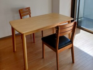 食卓テーブルとチェア