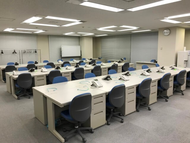 プロジェクトルームの耐震補強対策【オフィス備品一式のレンタル事例】